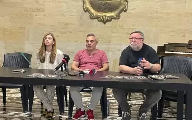  Проф. Пламен Марков (вдясно) и сценографът Мира Каланова представят откриващия спектакъл "Вампир".