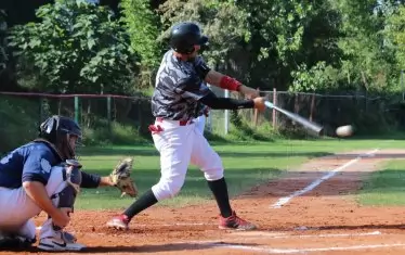 Четвъртият батер в реда на "Академици" Георги Тренков удря топката пред погледа на кетчера на "София Блус" Георги Георгиев.