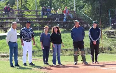 Посланикът на САЩ Херо Мустафа (третата от дясно на ляво) беше специален гост на церемонията по откриване на финалния мач за Купа "София".