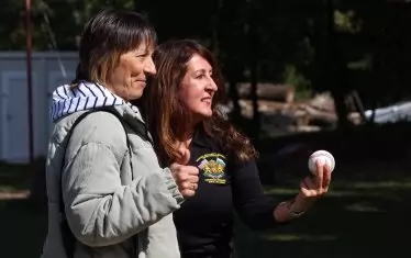 Американската посланичка позира със Светлана Александрова, майката на първия български бейзболист, подписал професионален договор с клуб от МЛБ - Йоанис Александров ("Чикаго Къбс").