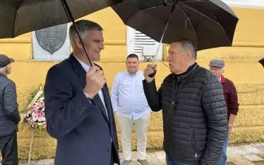  Пиарите на Стефан Янев следва да поработят върху усмивката му.