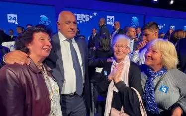 Своеобразната партийна структура "ГЕРБ - баби" е във вихъра си. Жената вляво е умилена, в средата - разтопена, а най-вдясно изяжда любимия с поглед.