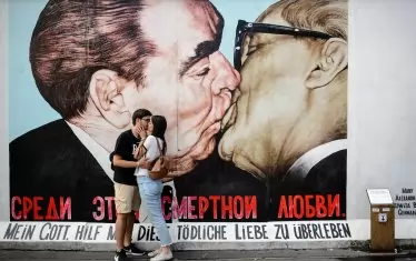 Брежнев и Хонекер още се целуват върху Берлинската стена