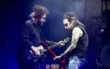  Робърт Смит и Саймън Галъп от The Cure по време на концерт. 