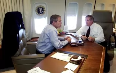  Американският президент Джордж Буш на борда на "Air force one" в деня на атаките. 