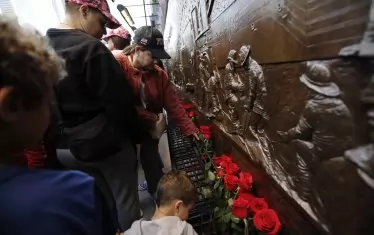  Полагане на цветя в тунела към мястото на кулите на 20-тата годишнина от трагедията. 