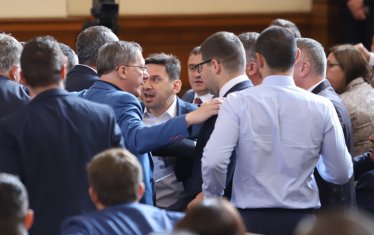 Злоба, лицемерие, кавги... - това най-често провокират партиите. Но най-после следва да се проумее, че друго няма как да е. Пътят напред се осъществява еволюционно, чрез избор на най-малкото зло.