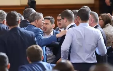 Злоба, лицемерие, кавги... - това най-често провокират партиите. Но най-после следва да се проумее, че друго няма как да е. Пътят напред се осъществява еволюционно, чрез избор на най-малкото зло.