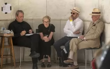 Писателите Пол Остър, Сири Хуствет, Колъм Маккан и Гей Талийз чакат реда си да четат от произведения на Рушди на честване след нападението.