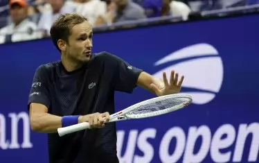 Действащият шампион Даниил Медеведев в комуникация с публиката на централния корт.