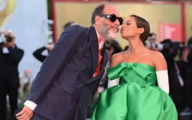  Режисьорът Лука Гуаданино и актрисата Тейлър Ръсел на червения килим.