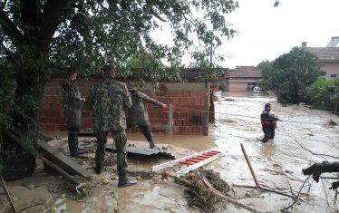 Мародери безчинстват в наводнените села