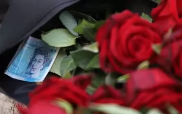 Цветя пред британското посолство в София.