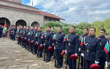 Тържественият ден започна в 7:30 със света литургия  в Църквата „Св. 40 мъченици“ във Велико Търново и освещаване на знамена. 