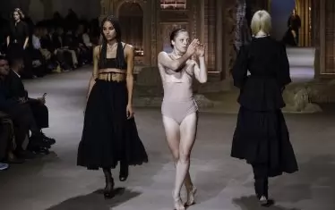 В ревюто на диор редом с моделите участваха и балерини (с бежово в средата).