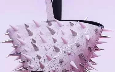  Чанта за "самозащита" от колекцията на "Акне Студиос".