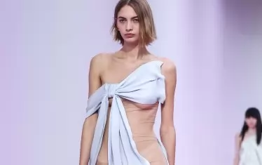  Модел на Джони Йохансон като за нимфите на Олимп.