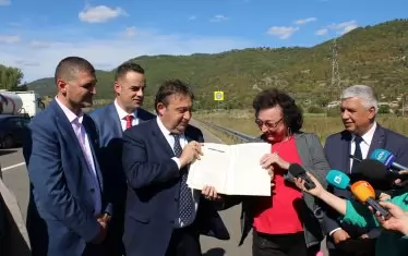 Пуснаха тържествено, но половинчато още 3 км от магистрала "Струма"