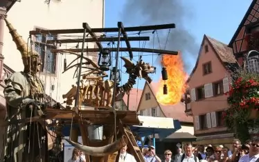  Огнедишащ дракон на белгийската трупа Compagnie les Contes d'Asphaldt ще е сред атракциите на открито.