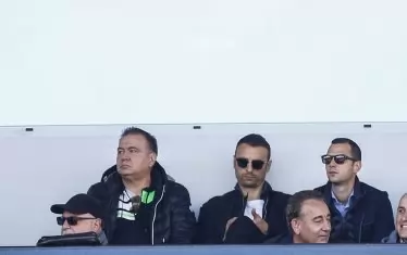 Футболният опозиционер Димитър Бербатов изгледа дербито в компанията на мениджъра Николай Жейнов (вляво).