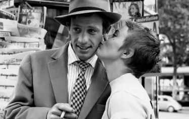  Жан-Пол Белмондо в типичния си образ на лошо момче и Джийн Сибърг в класиката "До последен дъх".