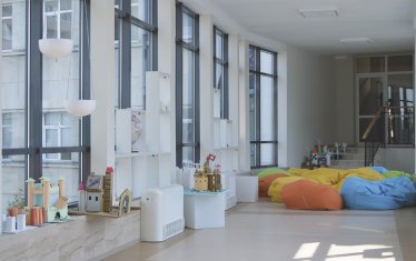 Учениците от "Коджакафалията" в Бургас могат да отдъхнат на меки барбарони в междучасията.