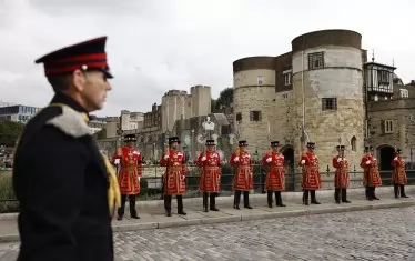Кралската гвардия, или т.нар. Beefeaters, се подреждат в очакване на топовните салюти по случай обявяването на Чарлз Трети за новия крал на Обединеното кралство