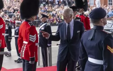  Крал Чарлз Трети се закача с гвардейски офицер в Уелс, където приключи обиколката му на Обединеното кралство 