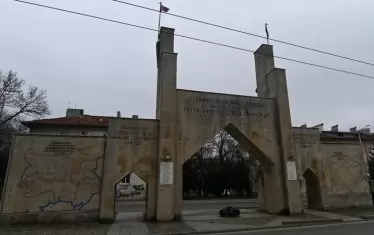 Порталът на бившия Осми приморски полк.