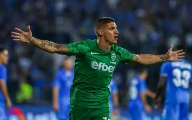 Кирил Десподов е разперил ръце след първия от двата си гола срещу "Левски".