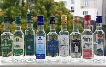  Малка част от десетките видове и марки узо, произвеждани на острова.