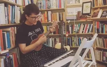 Импровизиран концерт в Marrowbone Books, Дъблин.