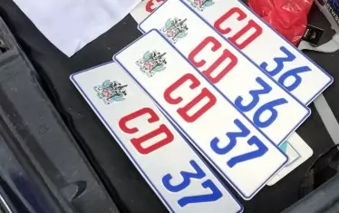  Иззети са фалшиви регистрационни табели.