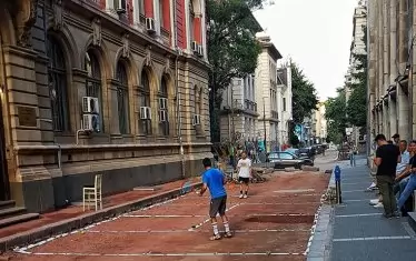  Заради ремонт, продължил близо 2 г., младежи си направиха тенис корт на ул. "Иван Вазов". 