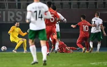 Капитанът на националния ни отбор Кирил Десподов (вдясно) бележи единственото попадение, което донесе и победата на България.