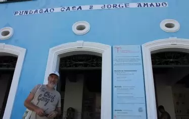 Писателят пред дома-музей на Жоржи Амаду в бразилския град Салвадор де Баия.