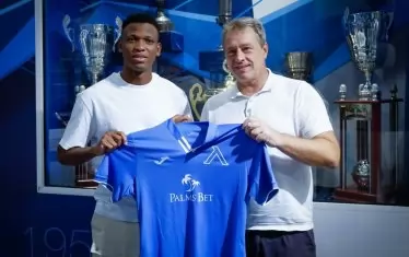 Изпълнителният директор на "Левски" Ивайло Ивков представя нигерийския национал Абдулахи Шеху.