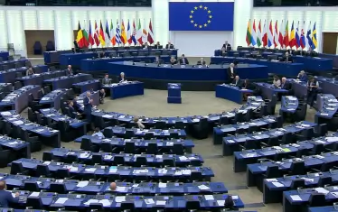  Манфред Вебер (изправеният вляво) произнесе пледоарията си в защита на Борисов пред почти празна зала в Европарламента в Страсбург.