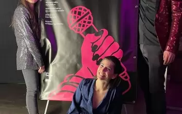  Актрисата Мартина Пенева между Ана Батева и Стефан Здравески пред плаката за моноспектакъла "Аз победих".