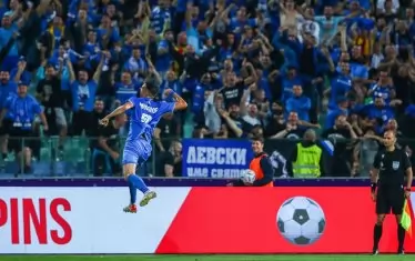 Халфът на "Левски" Георги Миланов скача и се радва пред фенове на тима, след като е открил резултата срещу "Лудогорец".