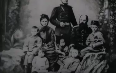 Димитър Моллов със семейството си.