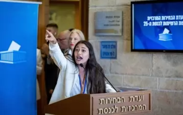 Миналия месец Хадар се закани да не дава повече интервюта. Тя бе гневна, тъй като й се наложи да обясни защо твърди, че няма собствено жилище, а на нейно име се води скъп апартамент в Хайфа. 