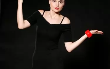 "Баща ми беше жираф, от Серенгети", отвръща Надя на продавач, неуместно питащ за височината й.