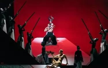 Сцена от визионерския спектакъл на Диана Добрева.