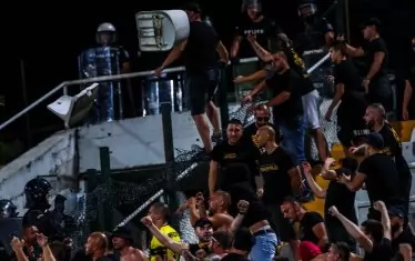 Кадри от ексцесиите на трибуните в началото на дербито.