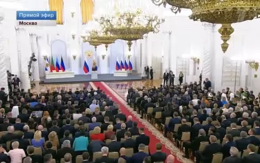 В Георгиевската зала на Кремълския дворец бяха допуснати само ентусиасти на руската имперска политика, които бурно аплодираха думите на Путин.