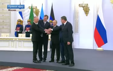 Путин и четири марионетки подписаха договори за уголемяване на Русия