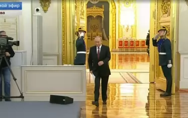 Изкуствената тържественост не можеше да скрие неуверената походка на президента, който накара аудиторията си да го чака повече от 15 минути