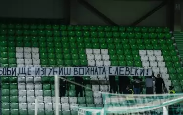 По време на двубоя от Лигата на нациите между България и Гибралтар в Разград фенове на "сините" отправиха предупреждение към Борислав Михайлов: "Боби, ще изгубиш войната с "Левски".