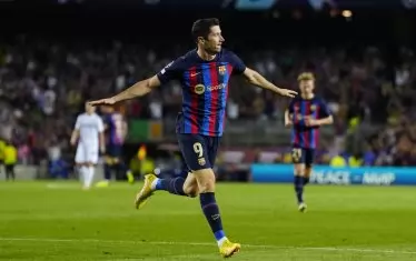 Нападателят на "Барселона" Роберт Левандовски е разперил ръце, след като е отбелязал първия от трите си гола срещу "Виктория" (Пилзен).